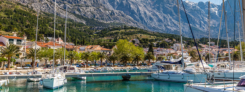 Havnepromenaden i Baska Voda (med Biokovo bjergkden i baggrunden) samt Trogir set oppefra